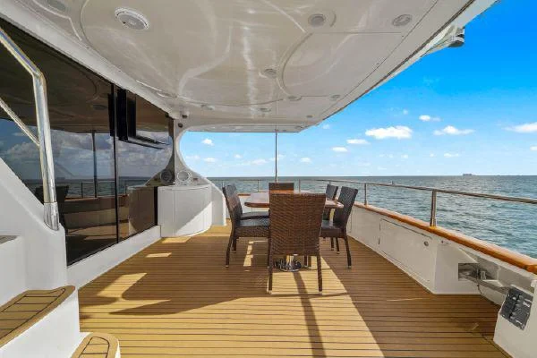 85ft Azimut Del Mar master bedroom